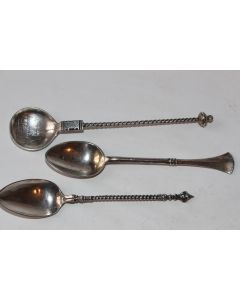 Trois anciennes cuillères de collections argent