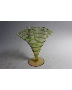 Vase verre soufflé ambre et filet vert 1900